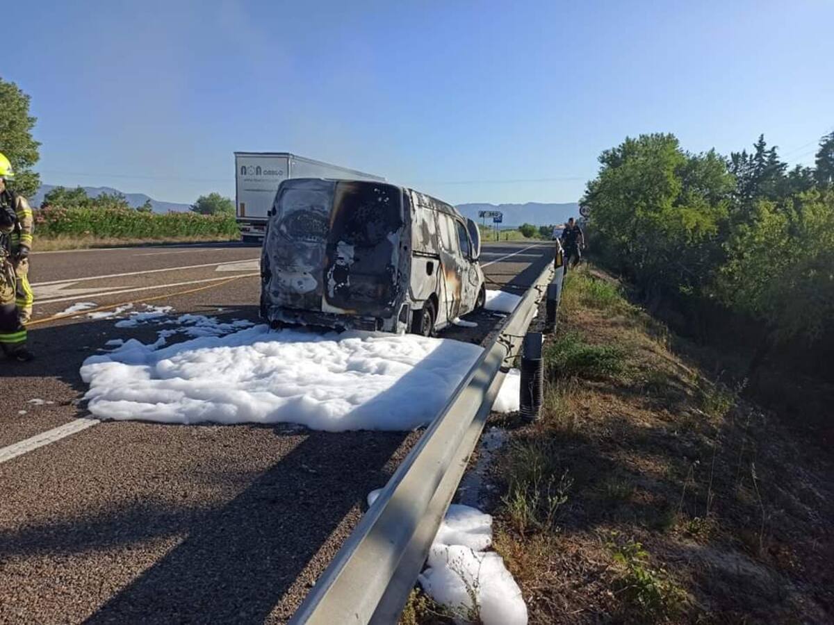 Los bomberos intervienen en la extinción del fuego en otro vehículo a la salida de Huesca