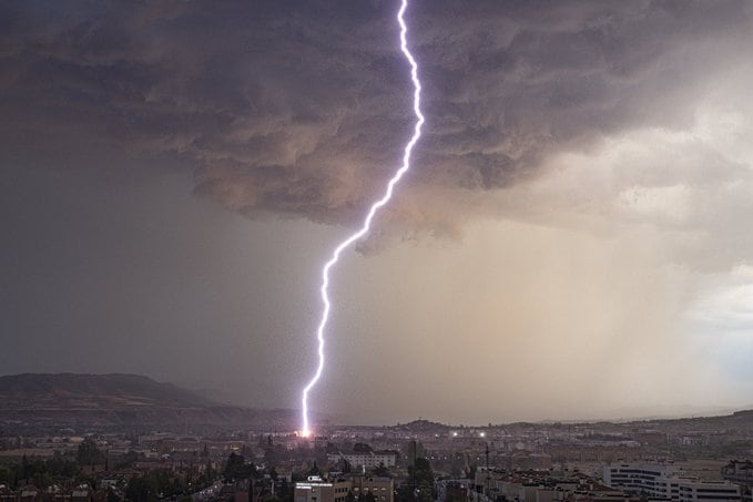 Un rayo sobre el cielo de Logroño (La Rioja) en una tormenta de verano.