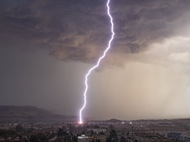 Un rayo sobre el cielo de Logroño (La Rioja) en una tormenta de verano.
