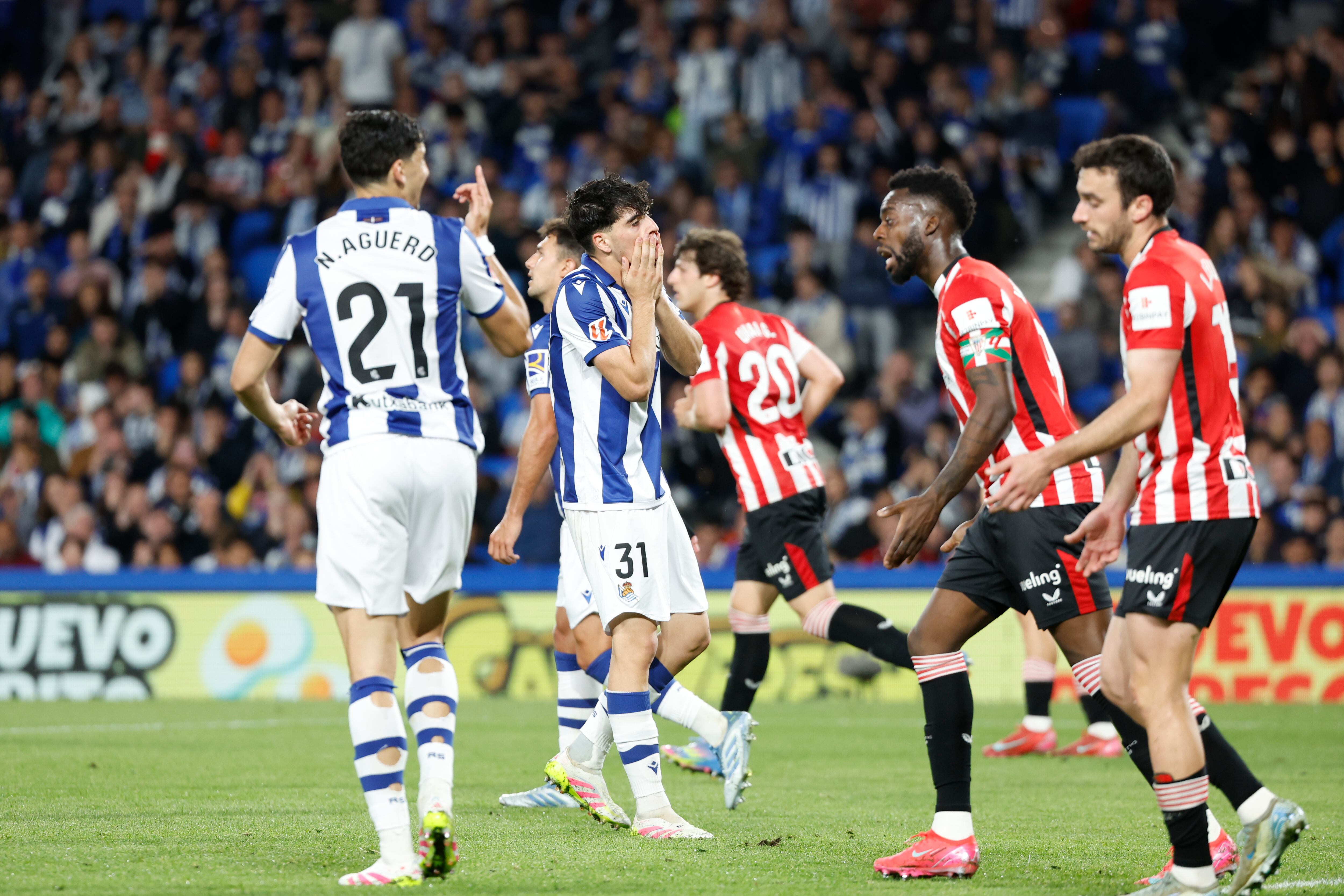 SAN SEBASTIÁN, 04/05/2025.- El defensa de la Real Sociedad Jon Martín (c) reacciona tras fallar una ocasión durante el partido de LaLiga EA Sports de fútbol que Real Sociedad y Athletic Club disputan este domingo en el Reale Arena, en San Sebastián. EFE/Juan Herrero
