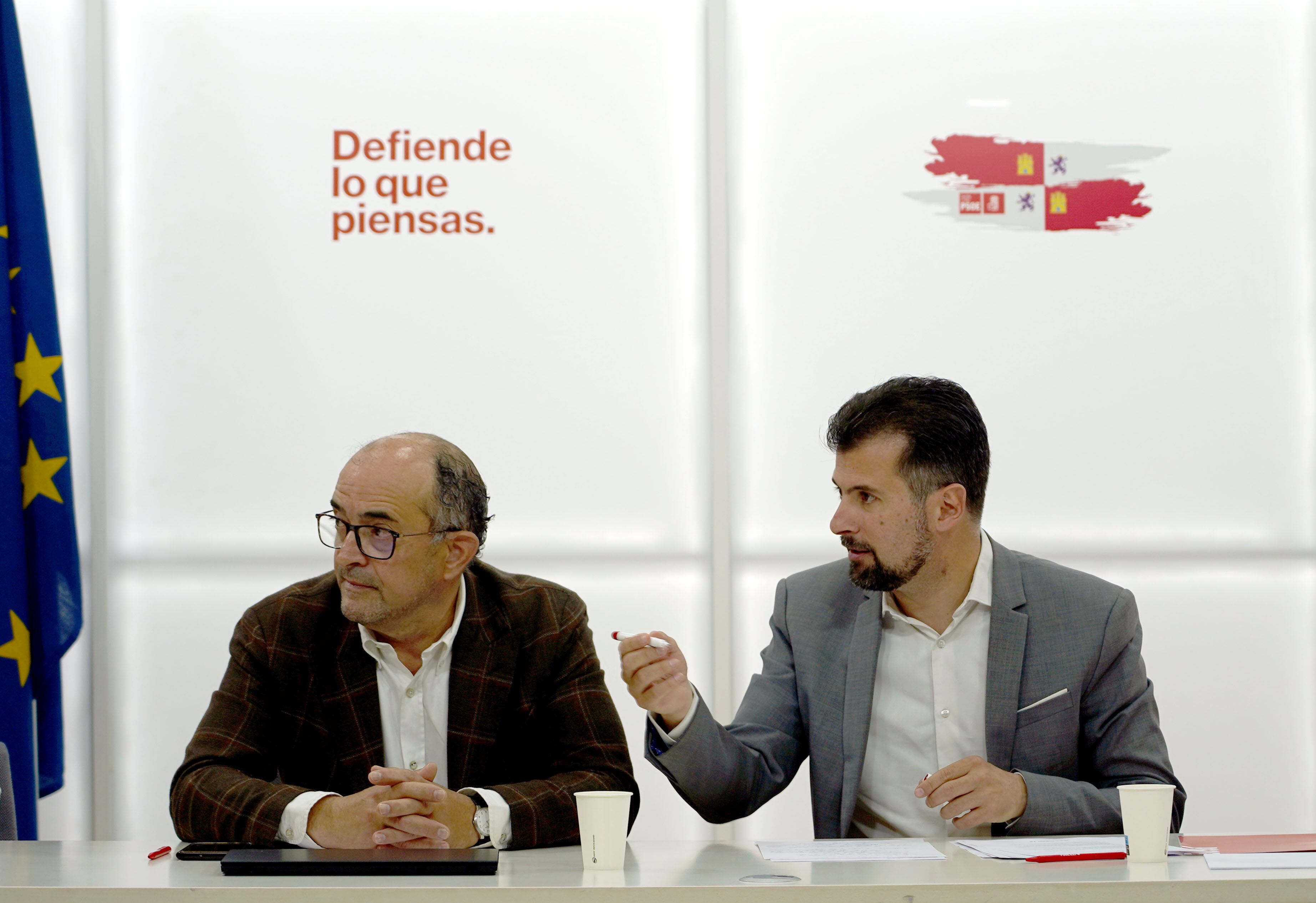 El secretario general del PSOE en Castilla y León, Luis Tudanca, y el coordinador de diputados del Partido Socialista por el distrito de Bragança, Sobrino Teixeira.