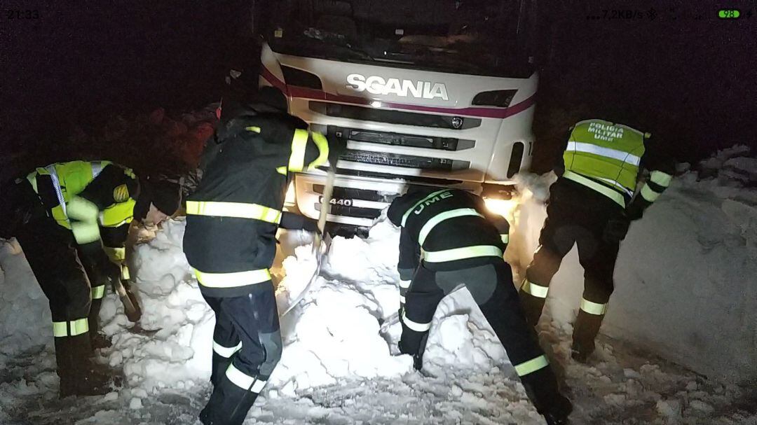 Fotografía facilitada por la UME de varios militares que trabajan abriendo kilómetros de carreteras anegadas por la nieve en Aragón, en una carretera entre las localidades de Cerollera y la Ginebrosa (Teruel) para desbloquear camiones atrapados