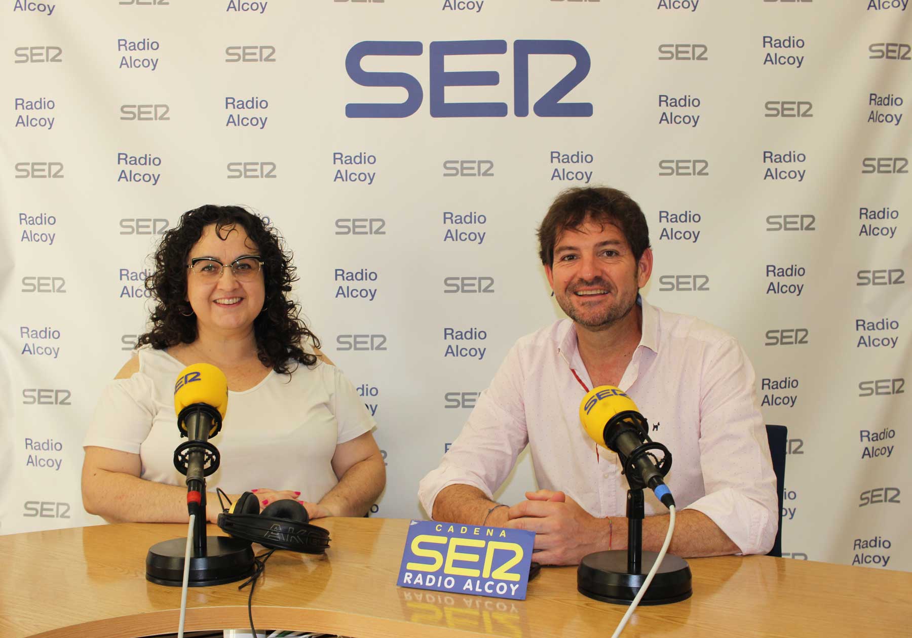Leticia Rodrigo y Marc Segura, en el estudio central de Radio Alcoy