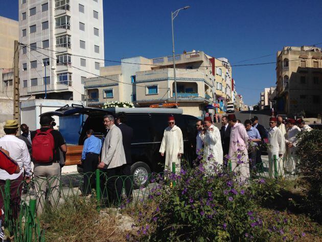 El féretro del escritor llega al cementerio de Larache.