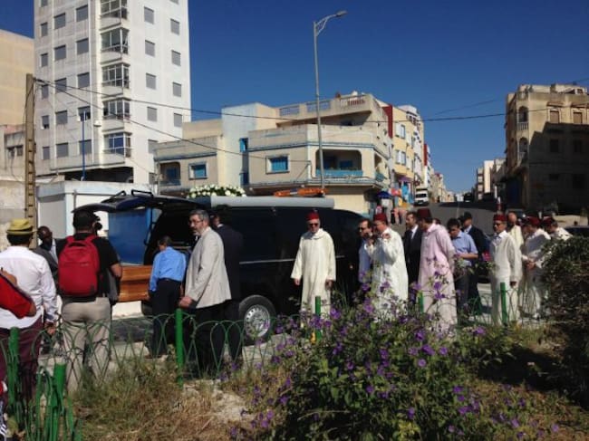 El féretro del escritor llega al cementerio de Larache.