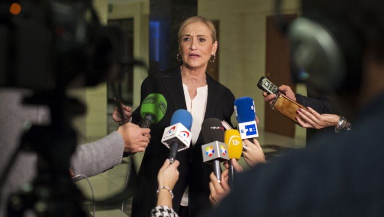 La presidenta de la Comunidad de Madrid, Cristina Cifuentes, atiende a la prensa en el Colegio Español de San José, en Roma