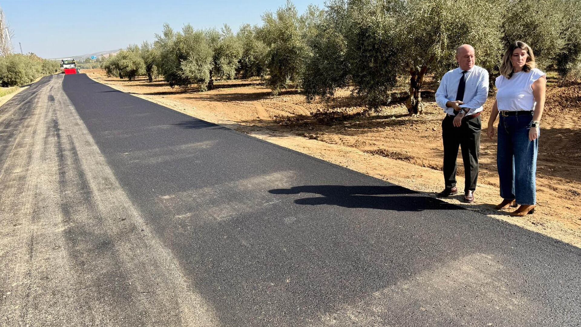 Manuel Barón y Teresa Molina visitan las obras de mejora del camino de los Almendros