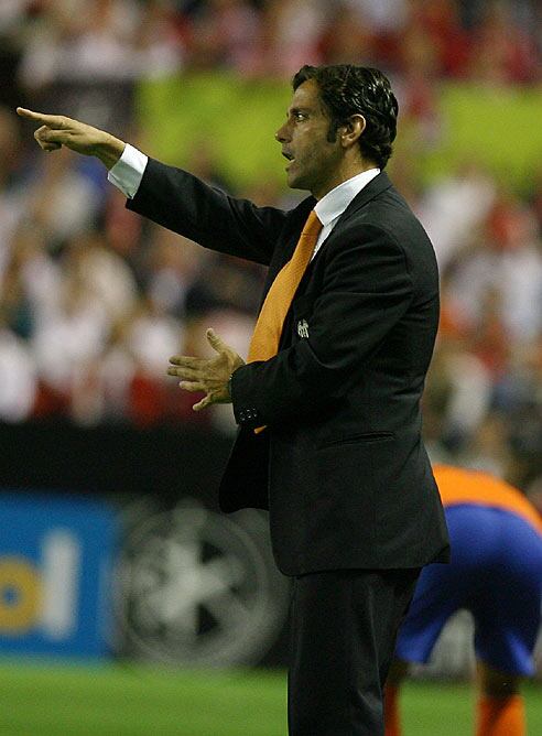 Quique Sánchez Flores durante el partido de ayer.