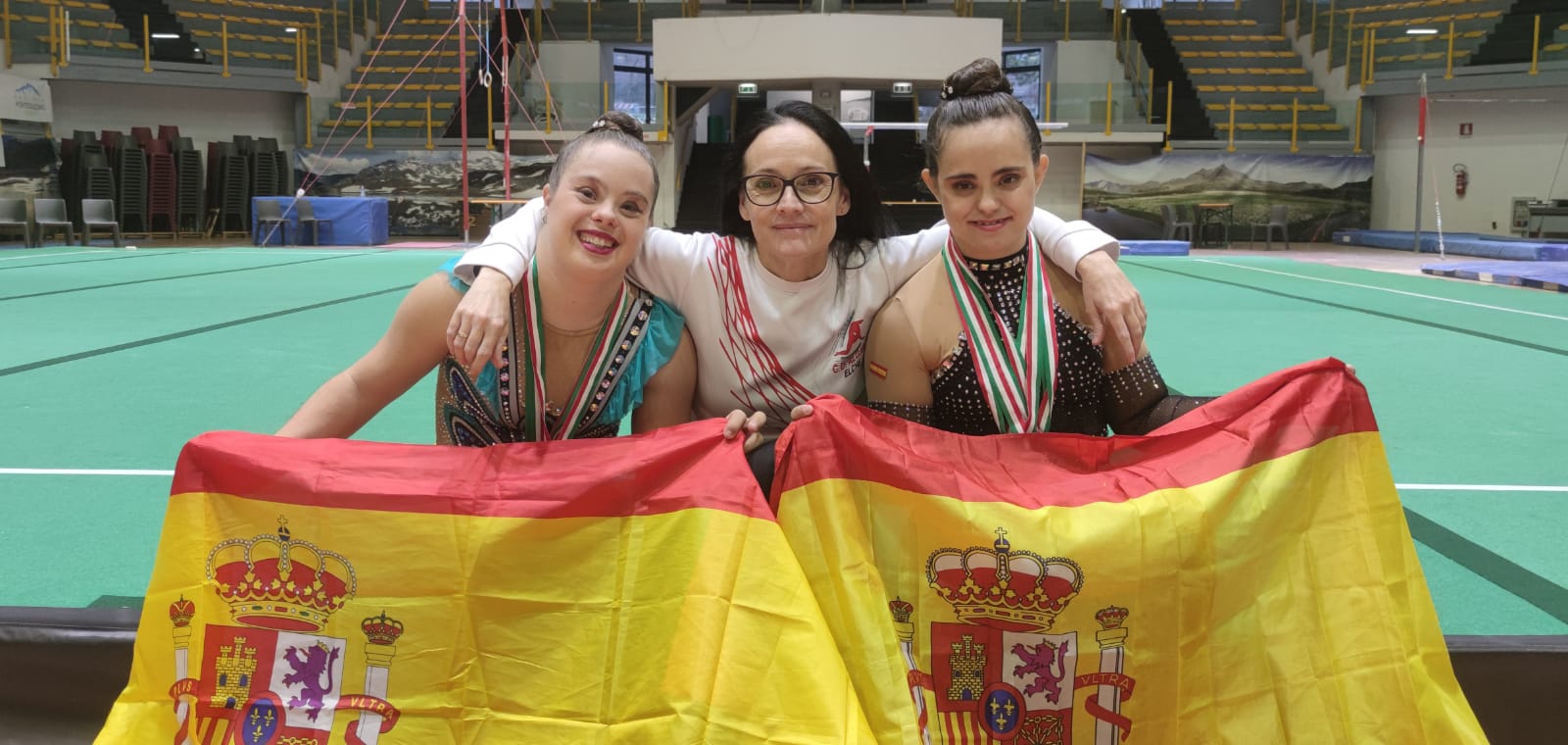 La entrenadora, Titi Alberola, entre sus gimnastas Sara Marín y María Díez