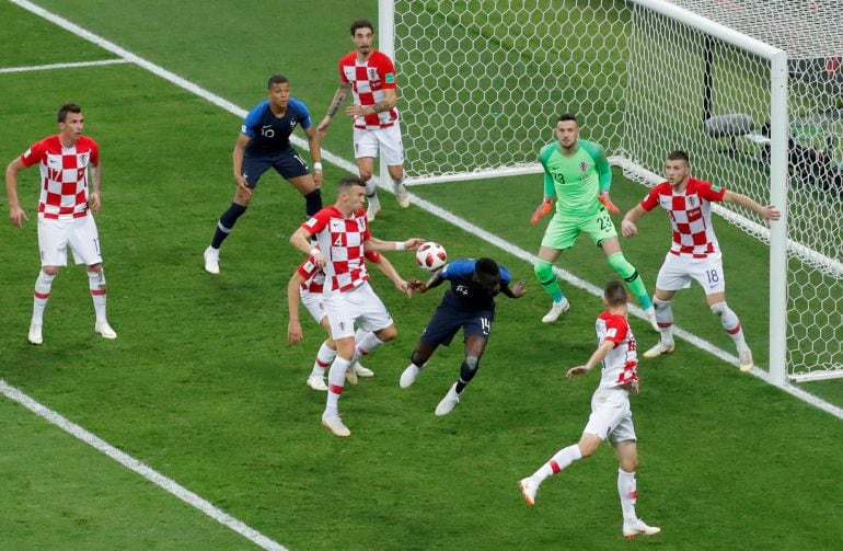 Imagen de la jugada polémica en la que el árbitro pitó penalti por posible mano de Perisic