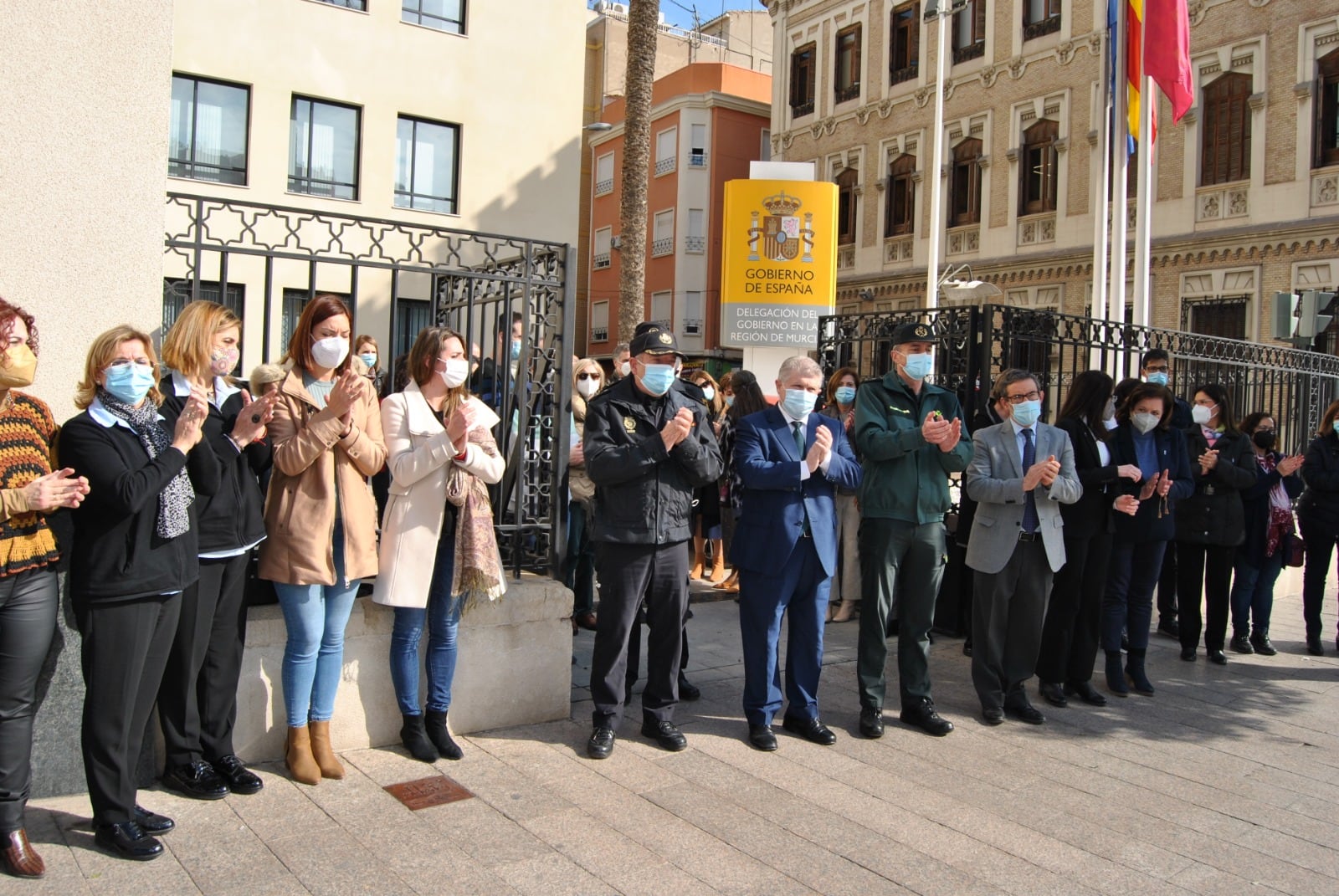 Minuto de silencio frente a la Delegación del Gobierno en Murcia por el último asesinato machista ocurrido en Totana