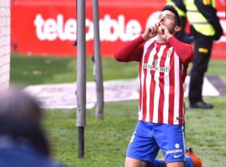 Jony celebrando un gol dedicado a Quini.