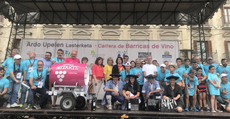 Entrega de premios en la carrera de barricas