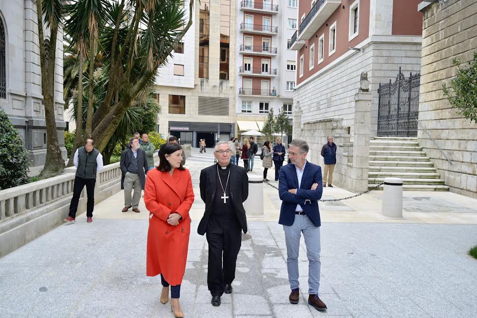 El obispo, Manuel Sánchez Monge, acompañado de la alcaldesa, Gema Igual y el concejal de Fomento, César Díaz.