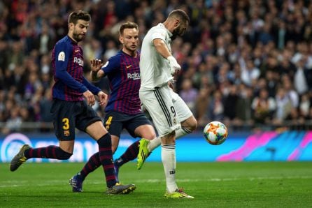 Benzema dispara a portería.