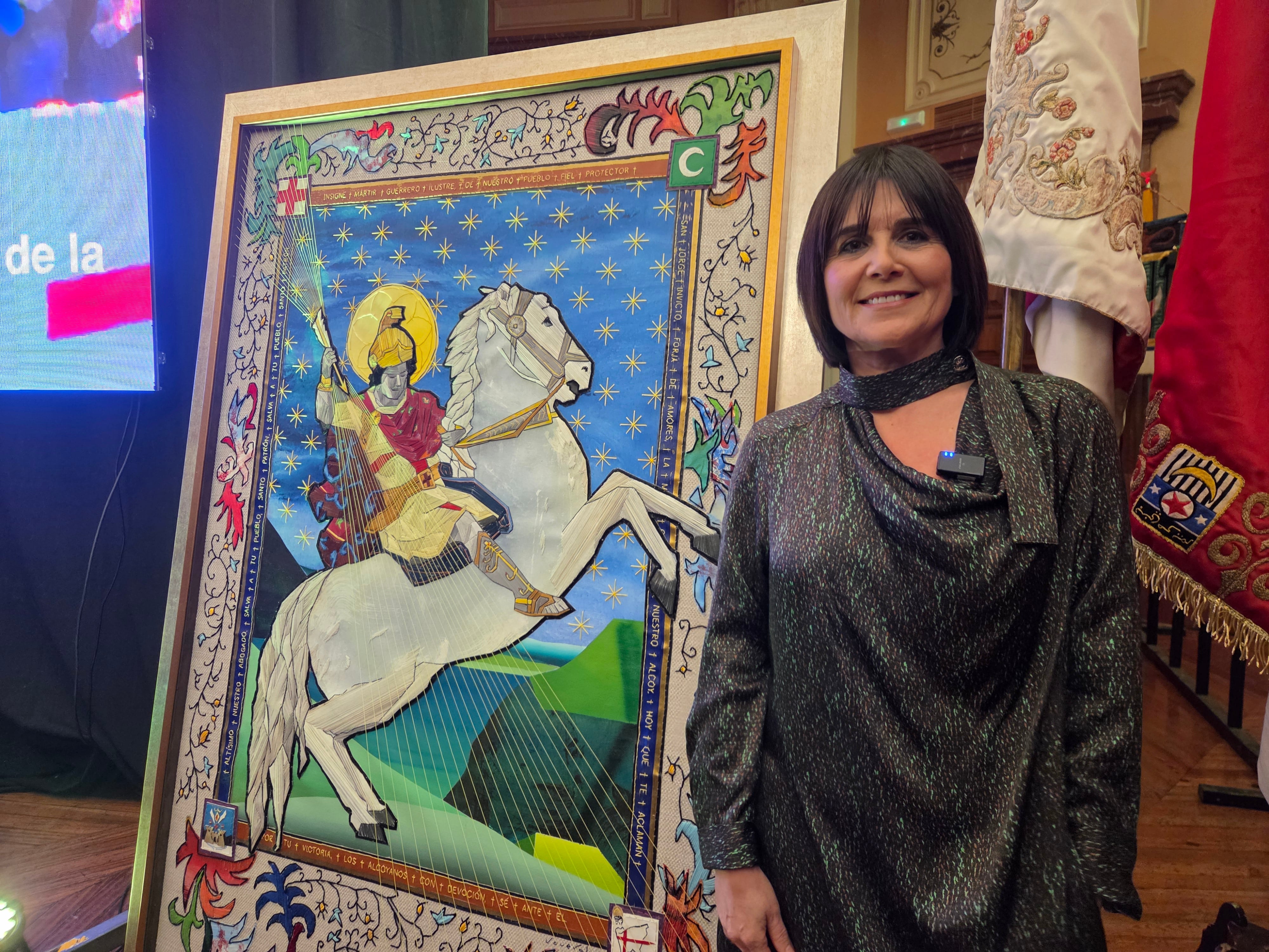 Mónica Jover junto al cuadro que se ha reproducido como portada de la Revista de Fiestas