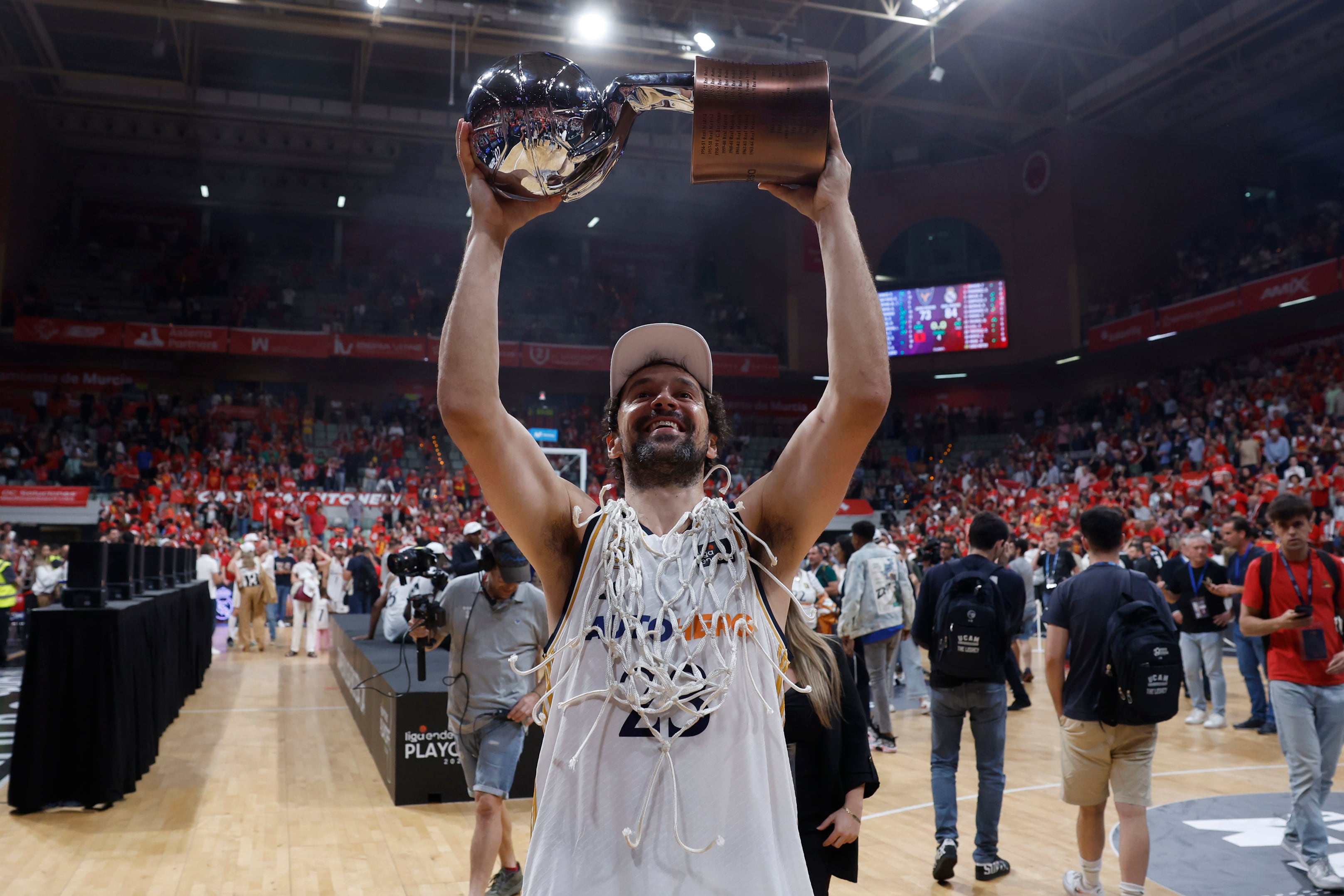 Sergio Llull levantando el título de Liga