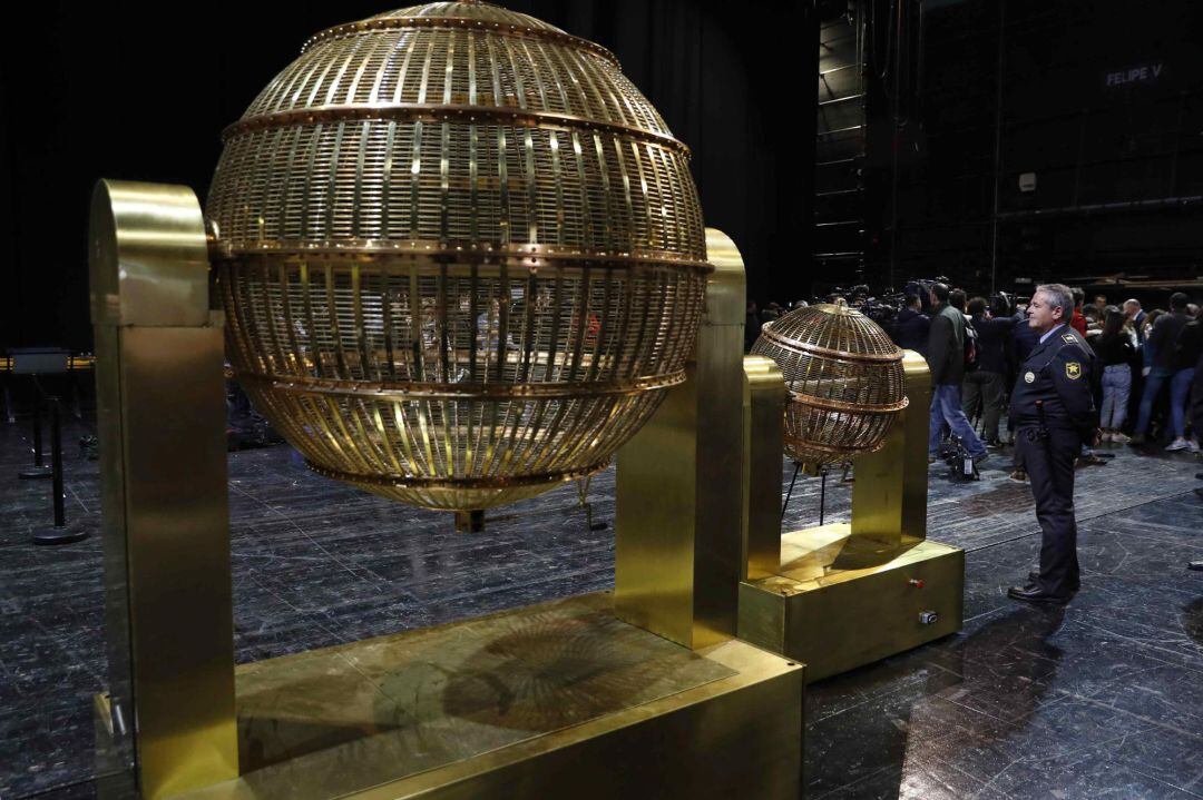 A una semana de la celebración del sorteo de lotería más emblemático del año, los bombos llegan al Teatro Real de Madrid, donde girará la fortuna de la Navidad el próximo 22 de diciembre. En la imagen, los bombos a su llegada hoy al Teatro Real.