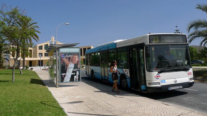 Un autobus de la EMT en la parada del cementerio