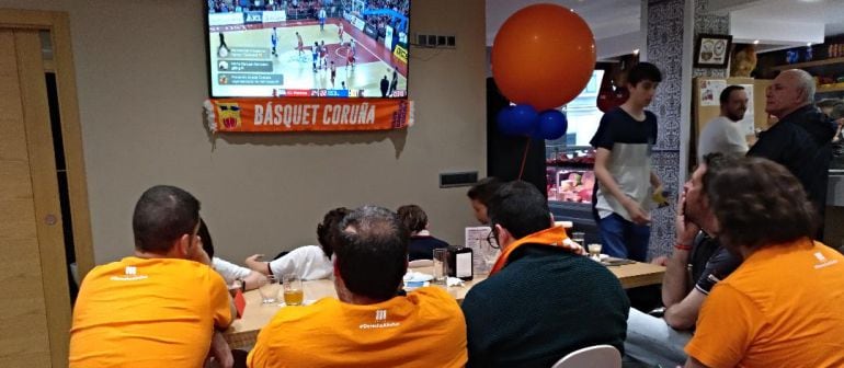 Aficionados del Básquet Coruña siguieron el partido en la jamonería Sieiro.