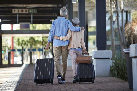 Una pareja comienza sus vacaciones