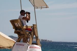 Un socorrista en la torre de vigilància