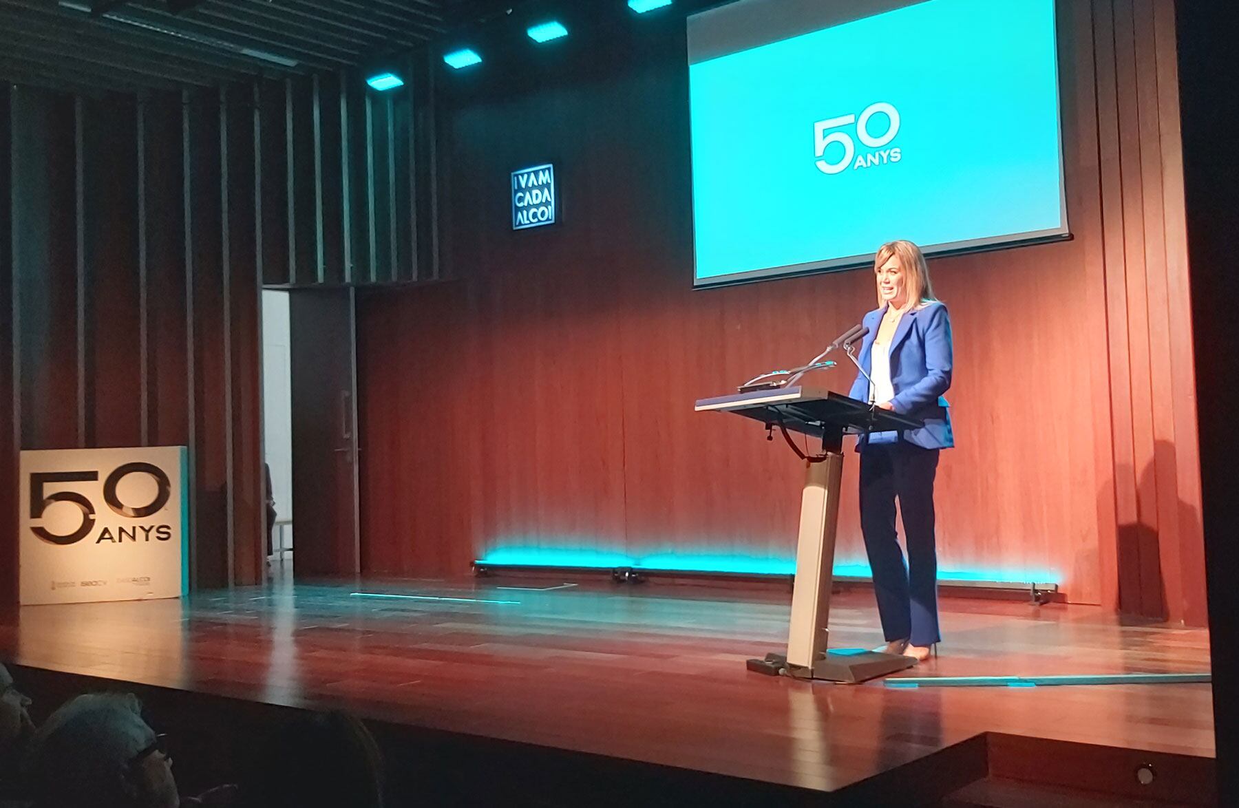 Diana Ortiz, directora de l&#039;Escola d&#039;Art i Superior de Disseny d&#039;Alcoi, durante su discurso dentro del acto del 50 aniversario