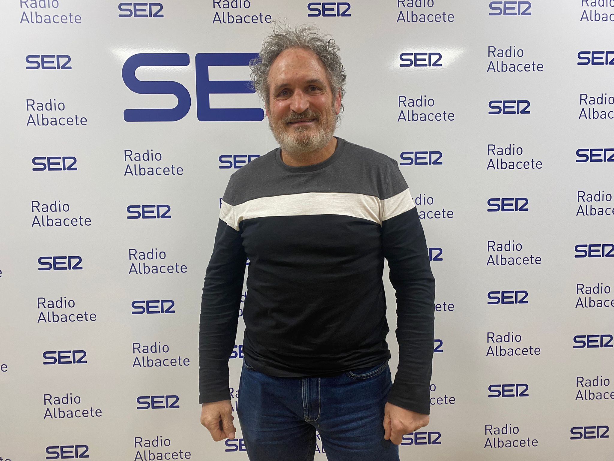 Julio Serrano en los estudios de Radio Albacete.