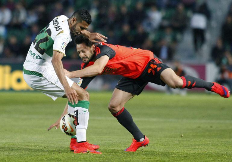 GRA453. ELCHE (ALICANTE), 20/04/2015.- El delantero brasileño del Elche Jonathas Cristian de Jesus (i) y el defena de la Real Sociedad Alberto de la Bella durante el partido de la trigésimo segunda jornada de Liga que han disputado hoy en el estadio Martínez Valero de Elche. EFE/Morell