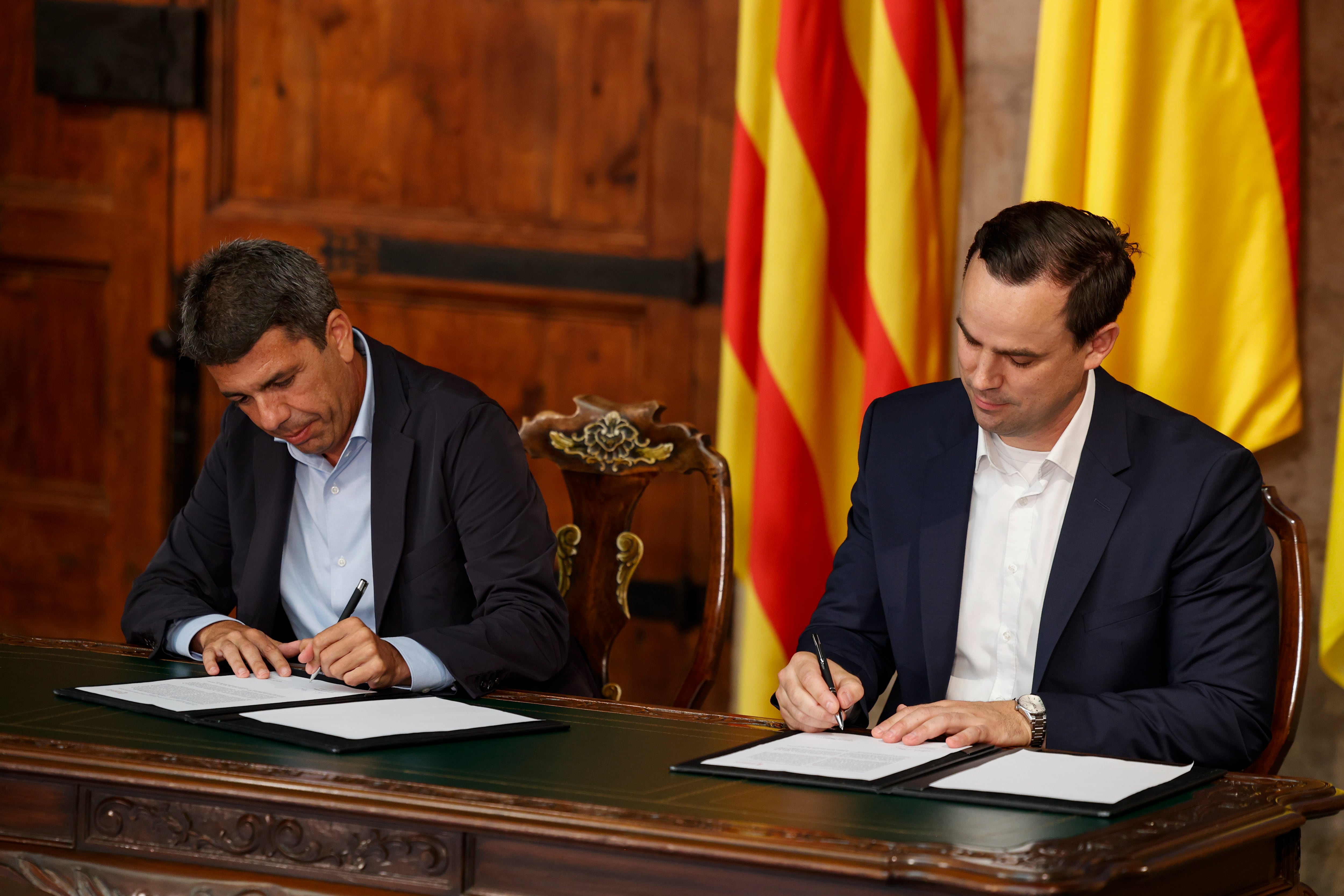 El president de la Generalitat, Carlos Mazón, y el jefe de recursos humanos de Powerco, Alexander Dittrich (d), durante la firma del convenio de colaboración para desarrollar el proyecto del Battery Campus. EFE/Biel Aliño