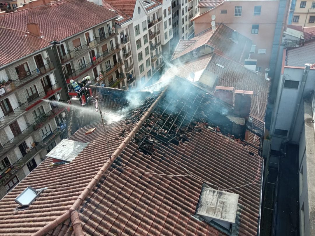 Estado en el que ha quedado el tejado del edificio tras el incendio