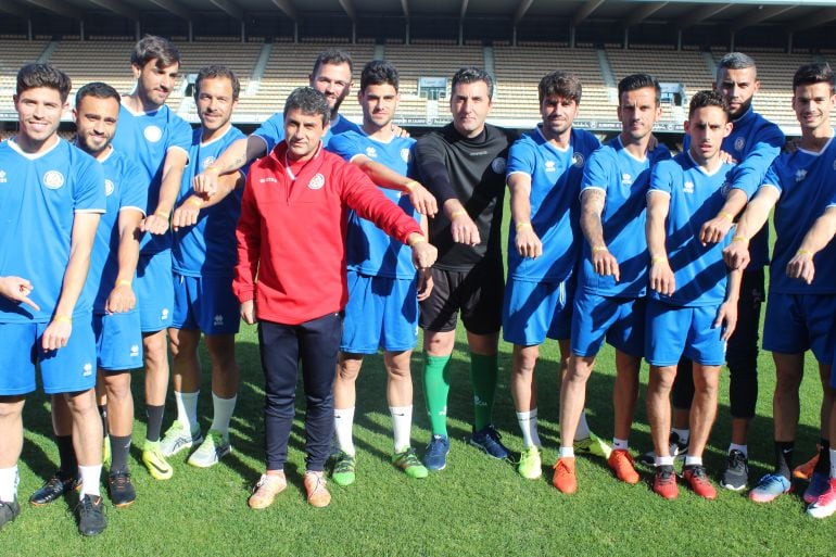 La plantilla del Xerez DFC posando con las pulseras de la campaña 