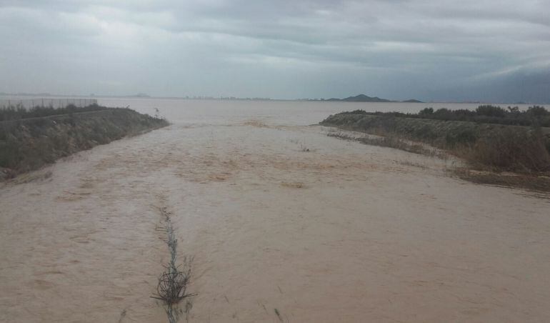 Rambla del Albujón desembocando en el Mar Menor.