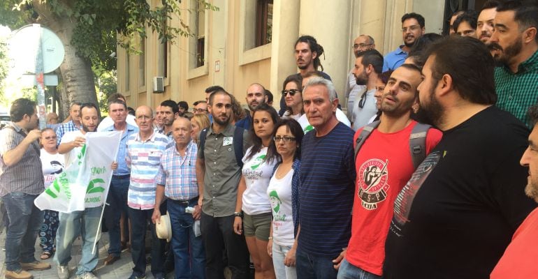 El diputado de Unidos Podemos, Diego Cañamero, junto a otros cargos durante la concentración.