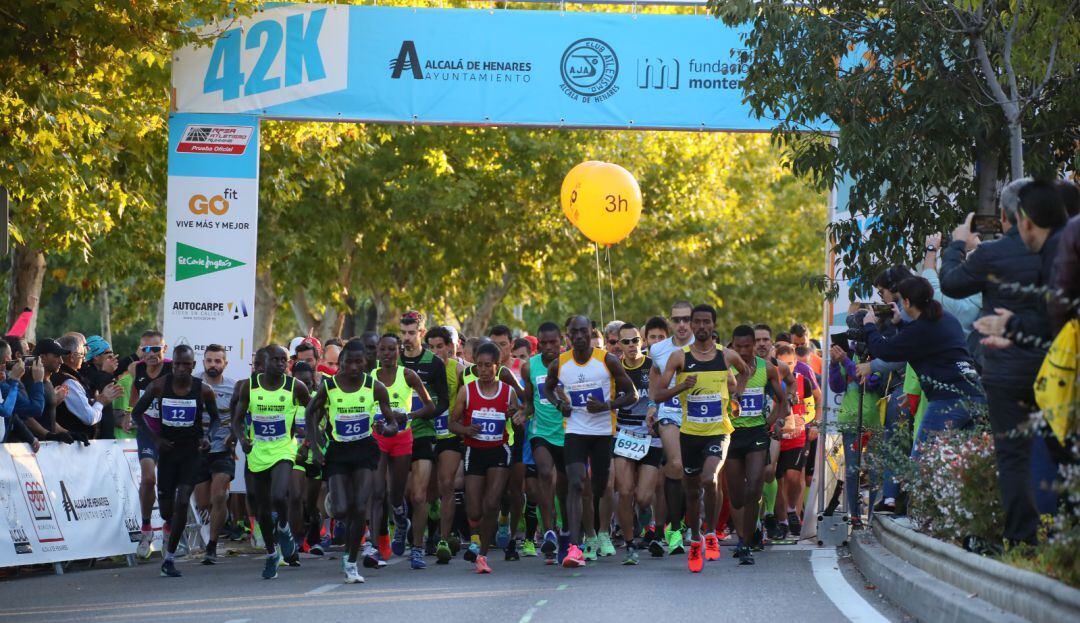 Salida de la Maratón Internacional de Alcalá de Henares. 