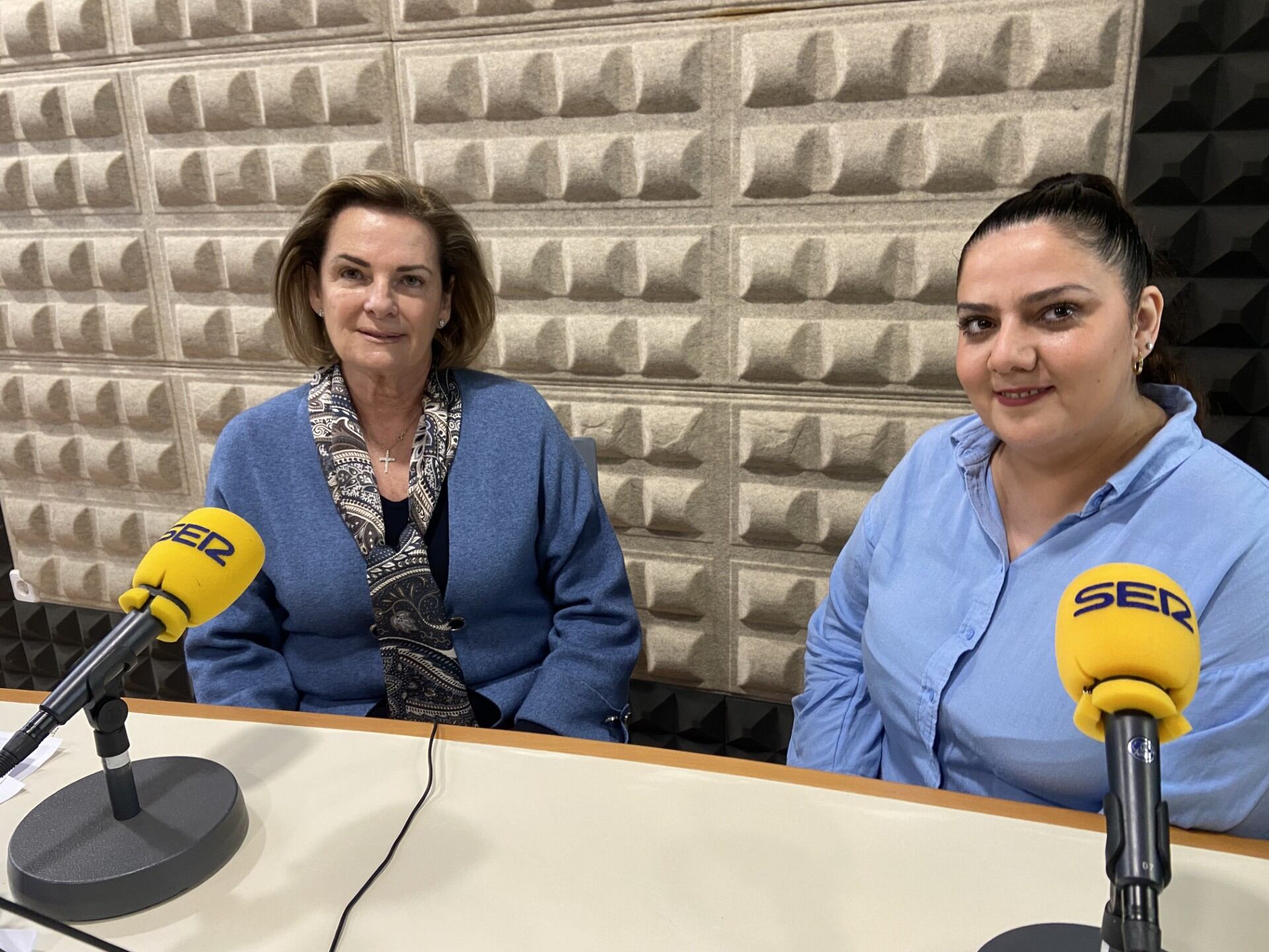 Coral López (Hermana Mayor de la Hdad. de la Soledad) y Susana Navarro (diseñadora local)