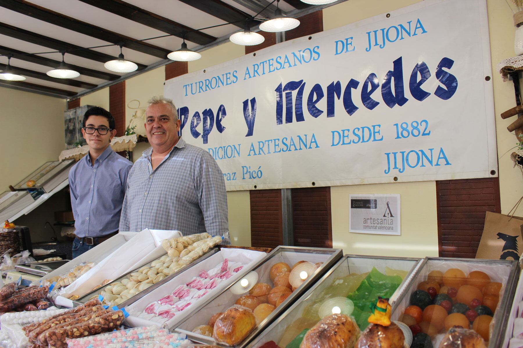 Manolo Alcaraz y su hijo, en su estand de Turrones Pepe y Mercedes