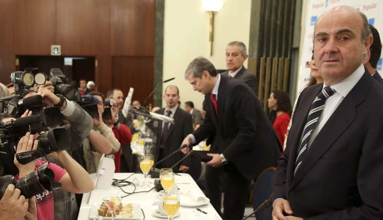 GRA041 MADRID, 18/5/2015.- El ministro de Economía, Luis de Guindos, ha dicho hoy que la economía española está creciendo en el primer semestre del año, y en términos anualizados, más cerca del 3,5 % que del 3 %.De Guindos ha hecho esta consideración dura