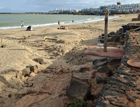 Playa de las Cucharas de Costa Teguise este lunes 21 de abril.