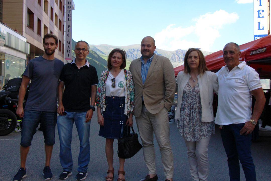 La ministra de Turisme, Verònica Canals, els cònsols d'Encamp i comerciants del Pas el dia de la inauguració.