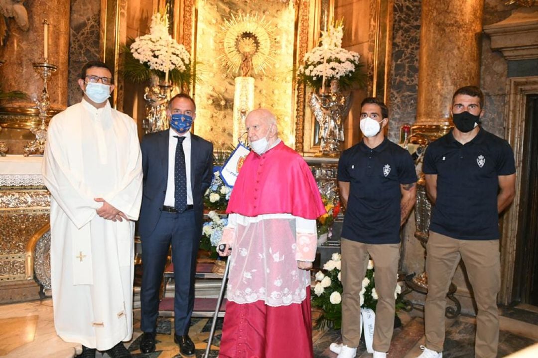 Los dos capitanes, Zapater y Ros, y el Presidente del Real Zaragoza, Cristian Lapetra, en la Basílica del Pilar