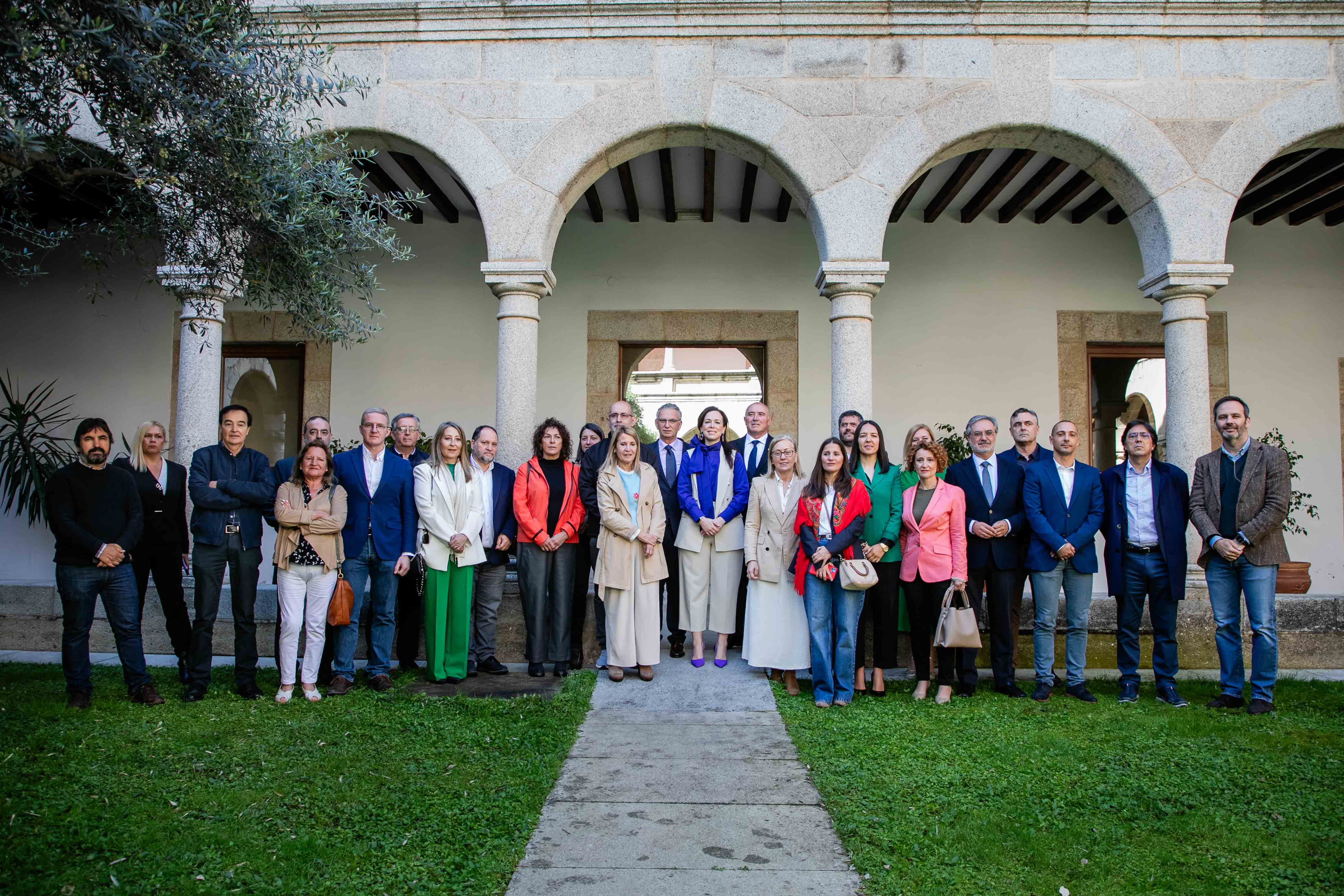 Foto de familia de los participantes en el acto institucional del Día nacional de los Derechos de las Personas con Discapacidad. JUNTA de EXTREMADURA