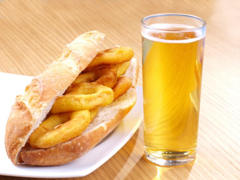 El bocadillo de calamares suele acompañarse de una caña.