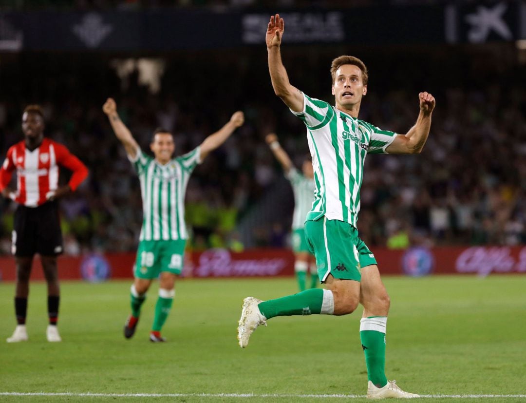 El centrocampista del Real Betis, Sergio Canales, celebra su gol del empate a dos ante el Athletic Club de Bilbao, durante el partido correspondiente a la 5ª jornada de LaLiga Santander que el Real Betis y el Athletic Club de Bilbao, disputan hoy en el estadio Benito Villamarín de Sevilla.