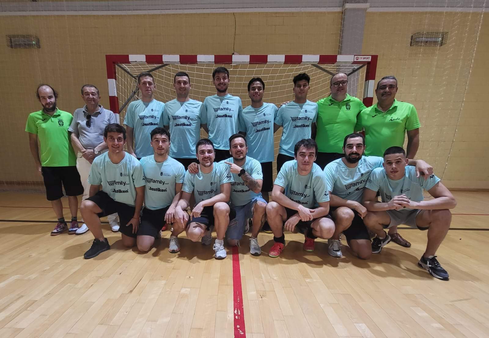 Vicente Calafat (de verd a l'esquerra) deixa de ser entrenador i el substitueix el seu segon Alfredo Vidal (de verd el segon per la dreta)