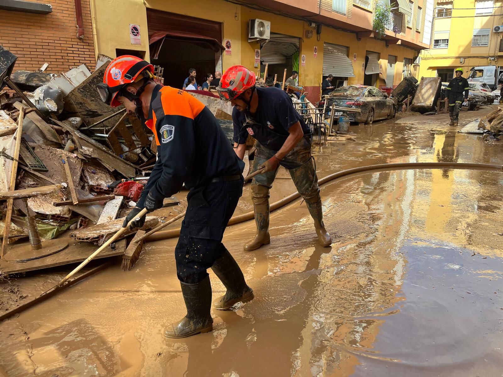 Voluntarios de Protección Civil de Getafe trabajan en la ayuda a los afectados por la DANA en la provincia de Valencia