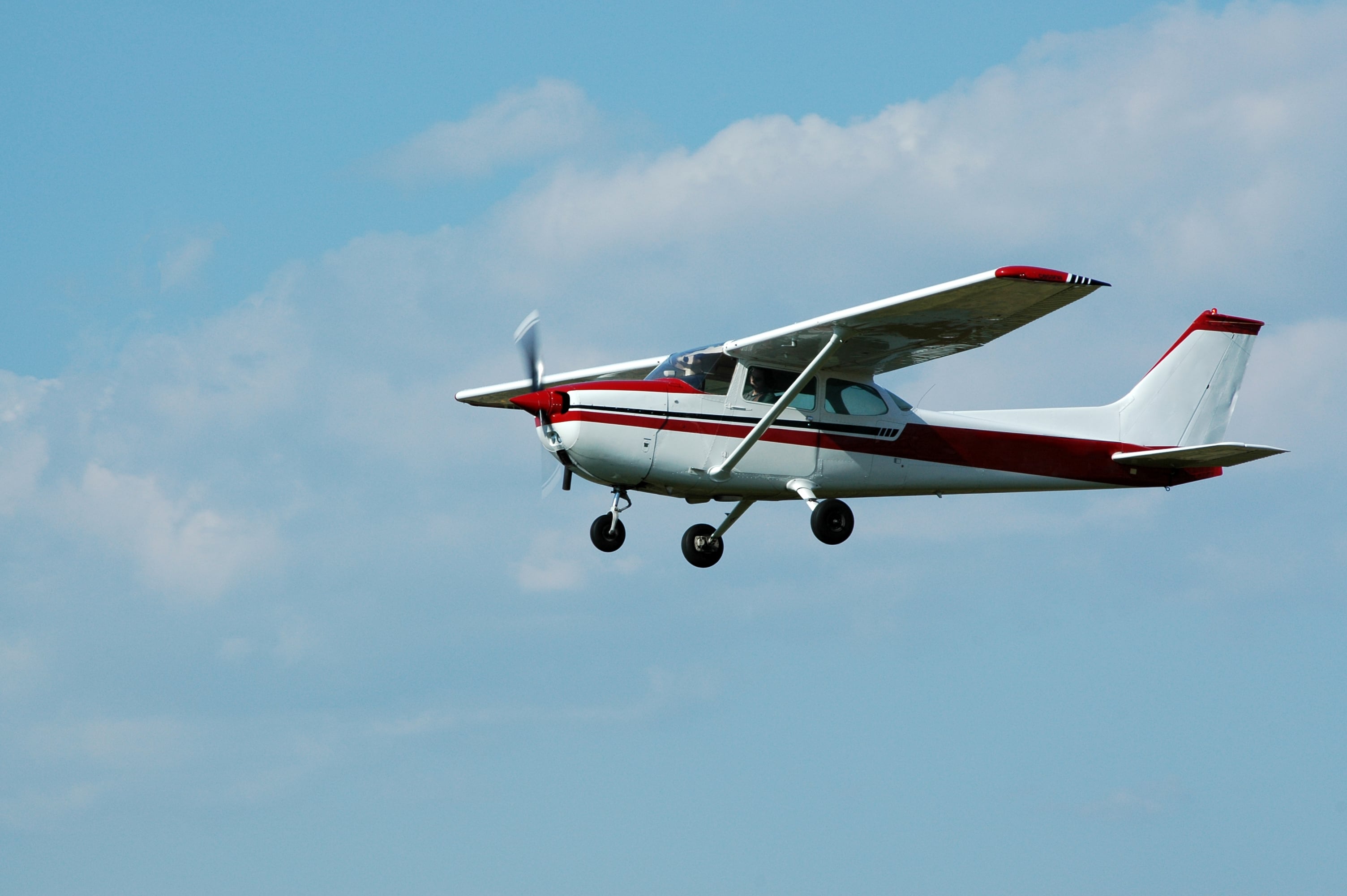 Una avioneta volando