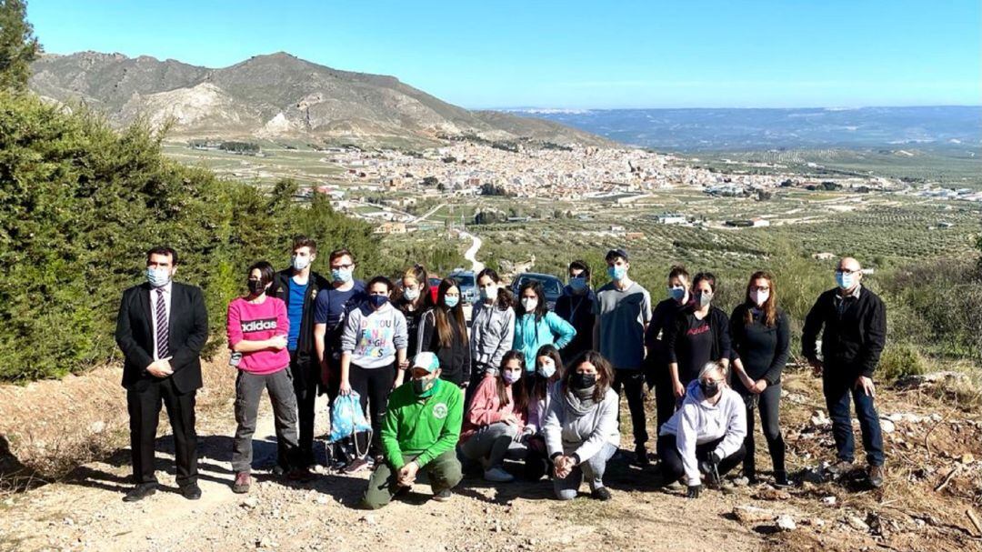 Foto de familia con alumnas y alumnos del IES Juan López Morillas, trabajadores y representantes de las diferentes entidades, la alcaldesa de Jódar, Mª Teresa García, agachada, segunda por la derecha