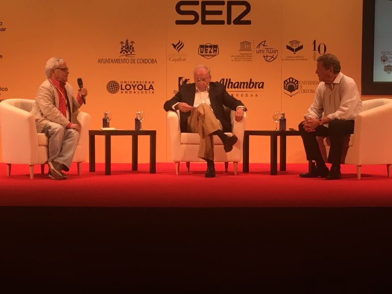 Juan Cruz, Alfonso Guerra y Sami Nair en el Congreso de la Sabiduría y el Conocimiento