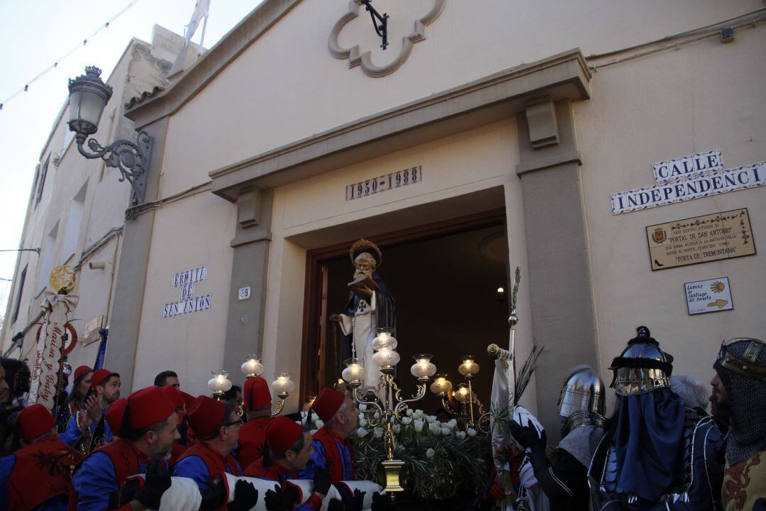 San Antón, saliendo de su ermita 